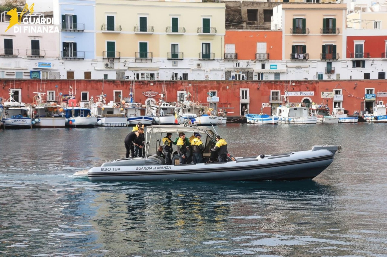 Maxi sequestro di hashish a Ponza: 40 kg in una grotta