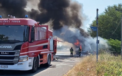 Incendio di un camion sulla Pontina provoca ingorghi