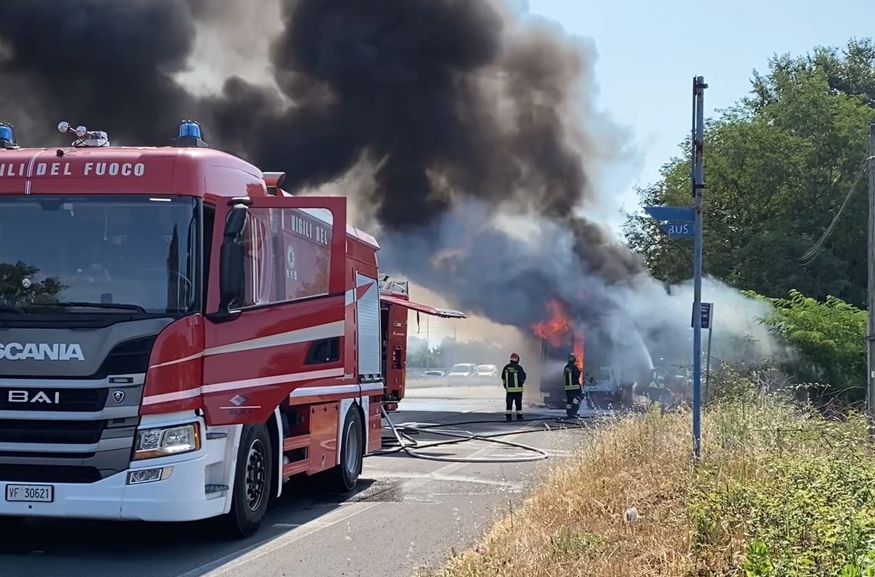 Incendio di un camion sulla Pontina provoca ingorghi