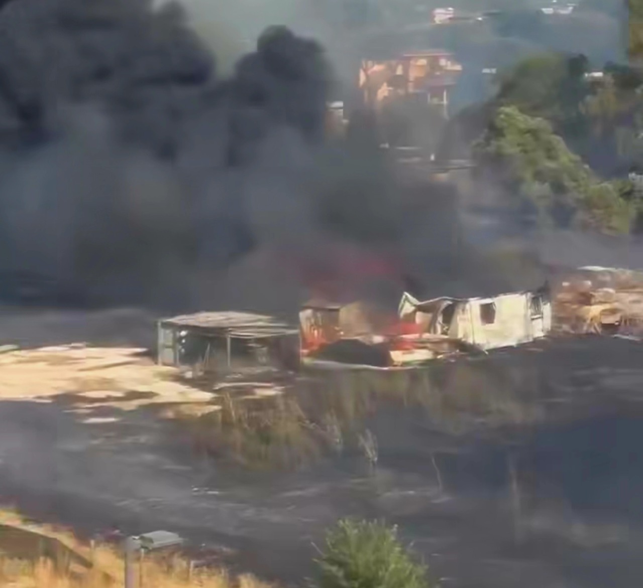 Incendio devastante ad Aprilia, fiamme spente dopo ore