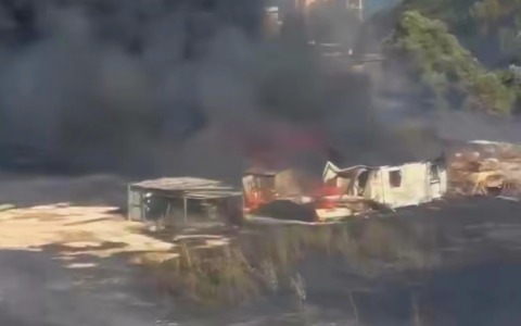 Incendio devastante ad Aprilia, fiamme spente dopo ore