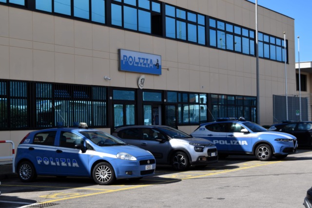 Controlli della Polizia a Fondi: immigrati e spaccio nel mirino