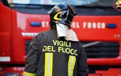 Incendio a Piccarello: distrutti container di un’attività commerciale