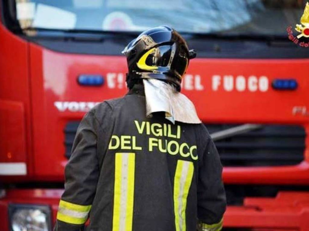 Incendio a Piccarello: distrutti container di un’attività commerciale