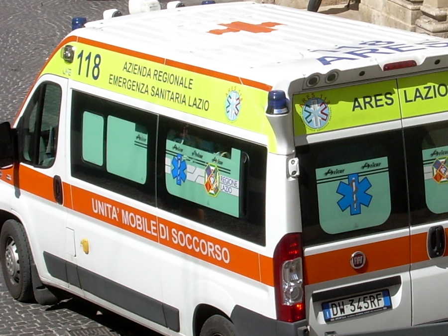 Incidente sulla Pontina: furgone si ribalta, traffico in tilt