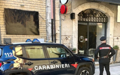 Arrestato uomo per maltrattamenti, donna si rifugia in camera