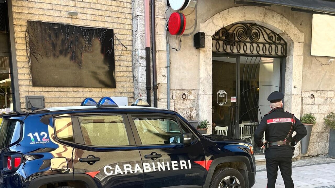 Arrestato uomo per maltrattamenti, donna si rifugia in camera