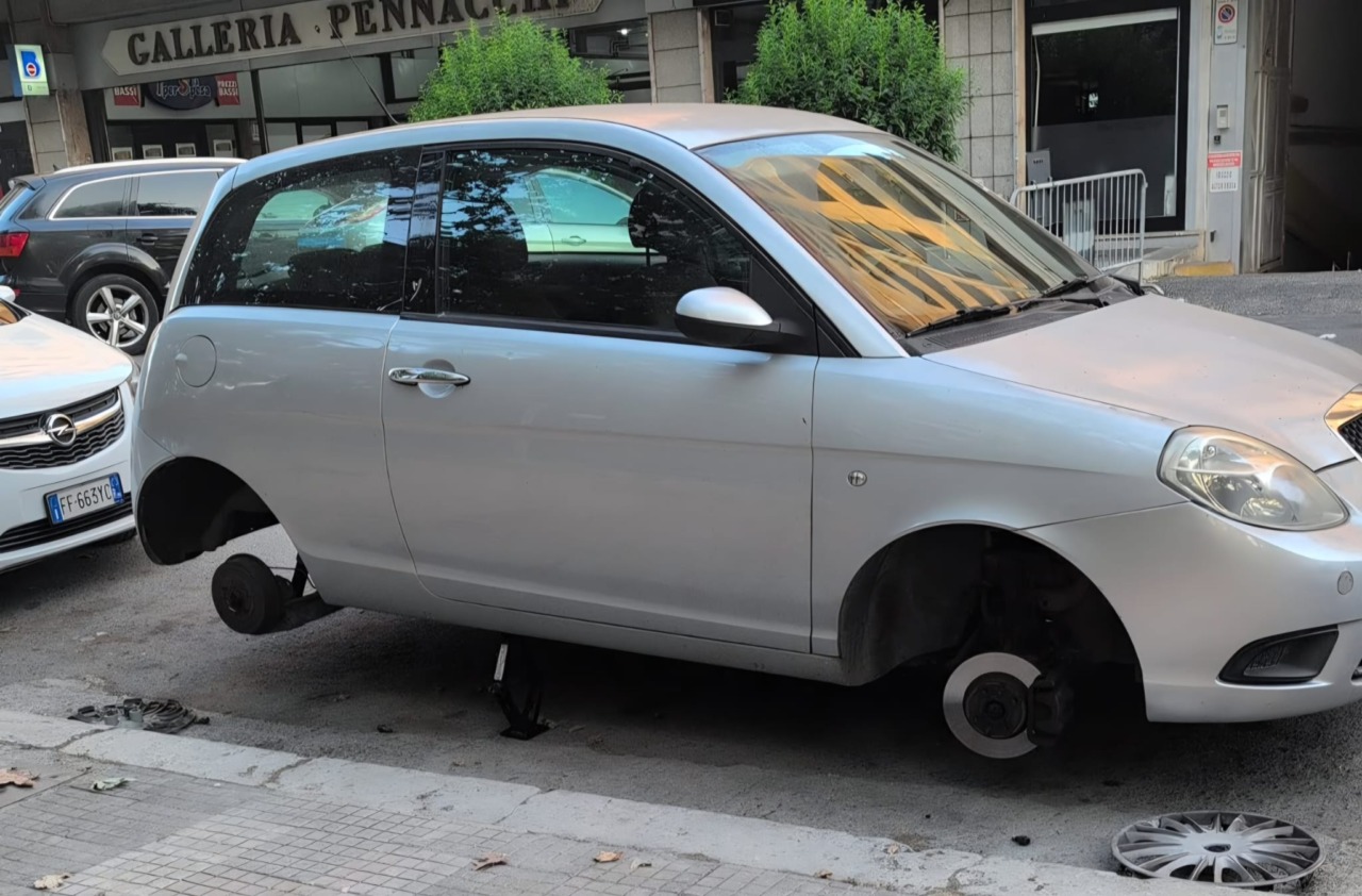 Auto senza ruote in Viale Don Morosini, cresce l’allerta