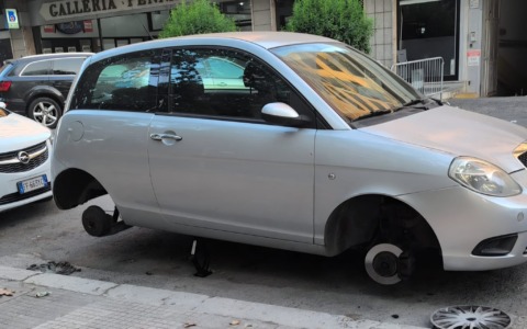 Auto senza ruote in Viale Don Morosini, cresce l’allerta