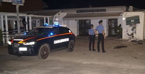 Fondi, esplosione al bancomat: banda in fuga a mani vuote