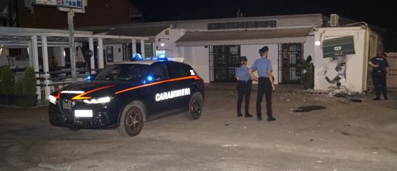 Fondi, esplosione al bancomat: banda in fuga a mani vuote