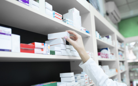Arrestato 33enne per furto in farmacia e carte rubate