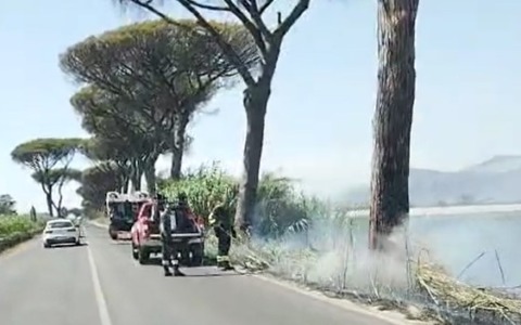 Incendio di sterpaglie provoca rallentamenti sull’Appia
