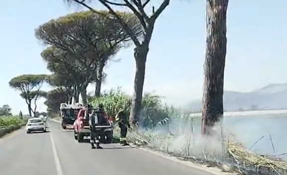 Incendio di sterpaglie provoca rallentamenti sull’Appia