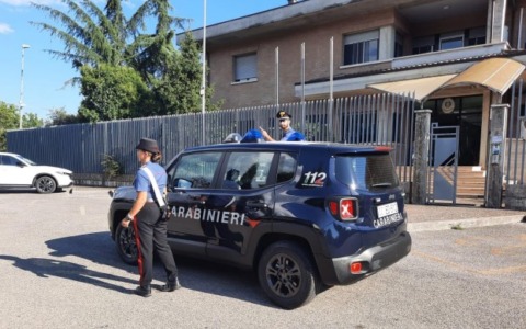 Arrestato 35enne per violenza sulla sorella: tre denti rotti