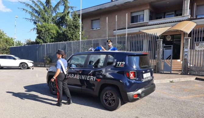 Arrestato 35enne per violenza sulla sorella: tre denti rotti