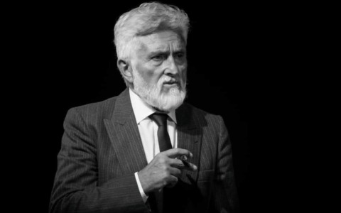 Tragedia al teatro: muore attore durante lo spettacolo