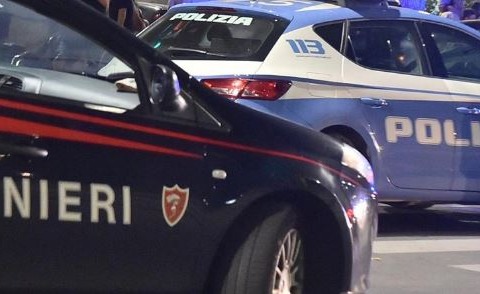 Panico in via Nascosa: uomo sul tetto lancia tegole