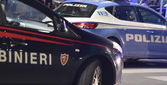 Panico in via Nascosa: uomo sul tetto lancia tegole