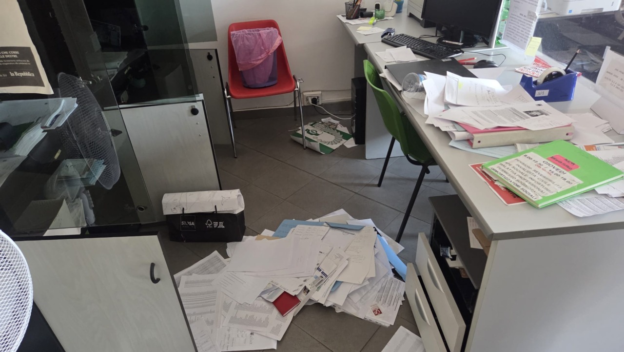 Vandali in azione allo SPI CGIL di Latina Scalo: danni ingenti