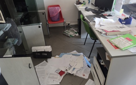 Vandali in azione allo SPI CGIL di Latina Scalo: danni ingenti