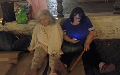 Sorelle Montoro in protesta davanti a Montecitorio: “La mafia acquista a due soldi”