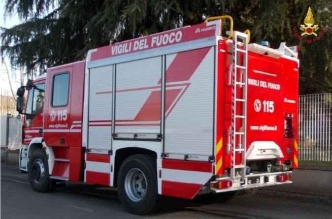 Incendio distrugge auto a Latina all’alba