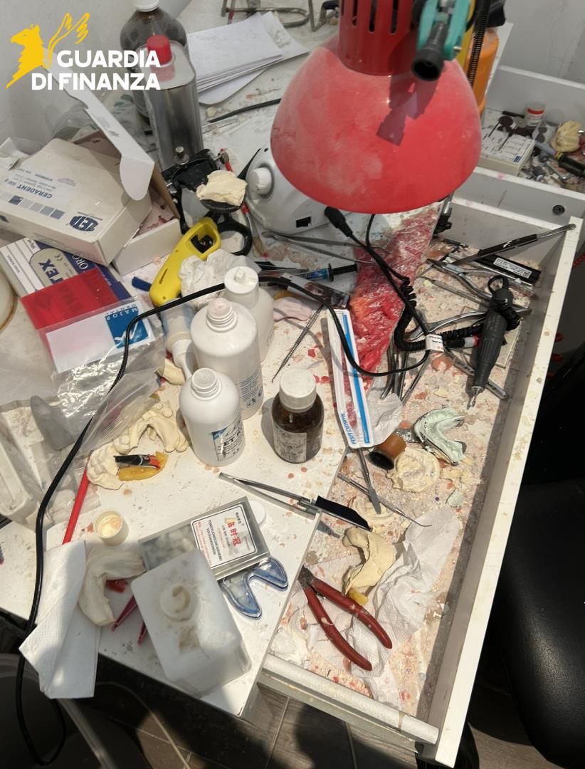 Scoperto studio dentistico abusivo, denunciato falso professionista