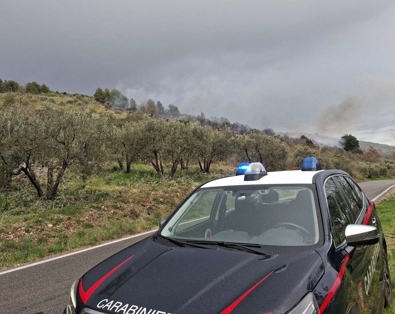 Incendio devastante a Minturno: dodici ore di lotta contro le fiamme