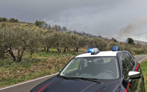 Incendio devastante a Minturno: dodici ore di lotta contro le fiamme