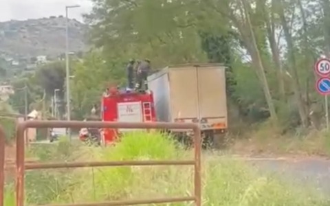 Camion colpisce ramo su Stradone della Valle, intervengono i soccorsi