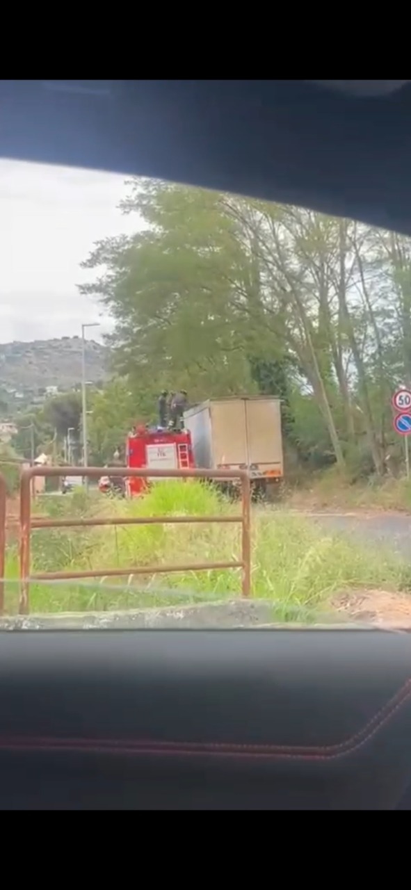 Camion colpisce ramo su Stradone della Valle, intervengono i soccorsi