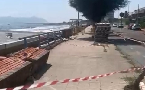 Terracina: mareggiata devasta il litorale, danni gravi