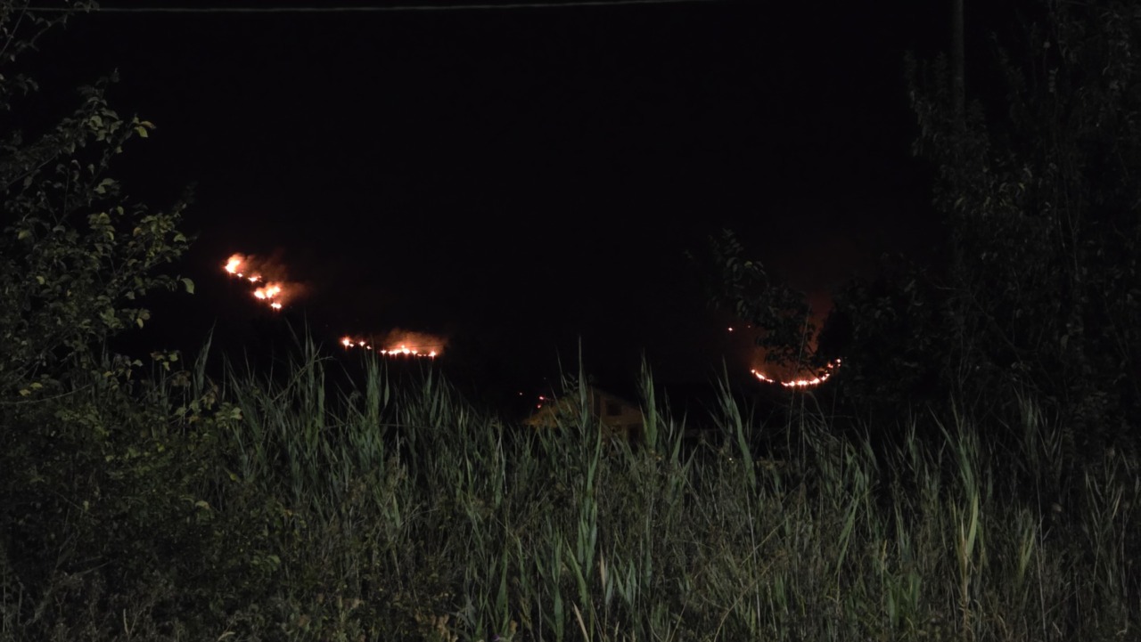 Incendio tra Sermoneta e Sezze, oggi tornano i Canadair