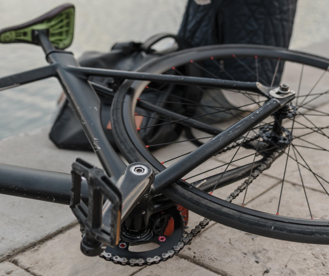 Ciclista investito da un’auto: grave un 30enne a Latina