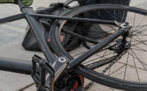 Ciclista investito da un’auto: grave un 30enne a Latina