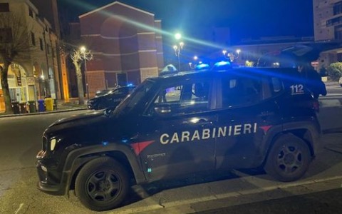 Cinque spari contro il portone di una torre Ater ad Aprilia