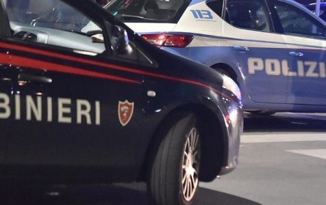 Minaccia l’ex e tenta di aggredirla in caserma: arrestato 43enne