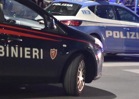 Minaccia l’ex e tenta di aggredirla in caserma: arrestato 43enne