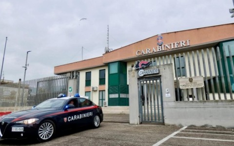 Minaccia la ex e tenta di aggredirla in caserma: arrestato