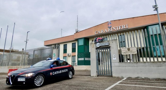 Minaccia la ex e tenta di aggredirla in caserma: arrestato