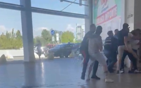 Rissa tra bande rom al centro commerciale Aprilia2: clienti in fuga