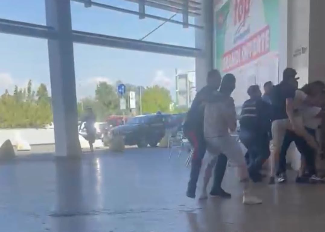 Rissa tra bande rom al centro commerciale Aprilia2: clienti in fuga
