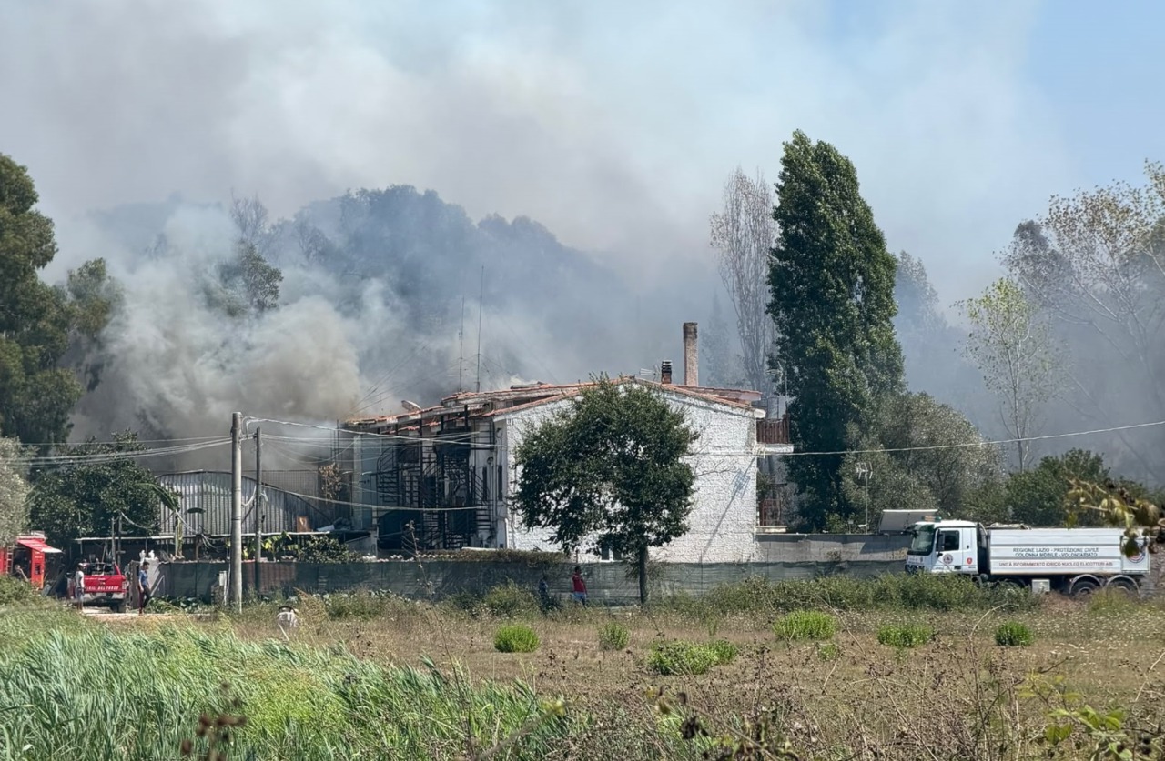 Incendio minaccia ex Bamboo a Borgo Sabotino: evacuazioni in corso
