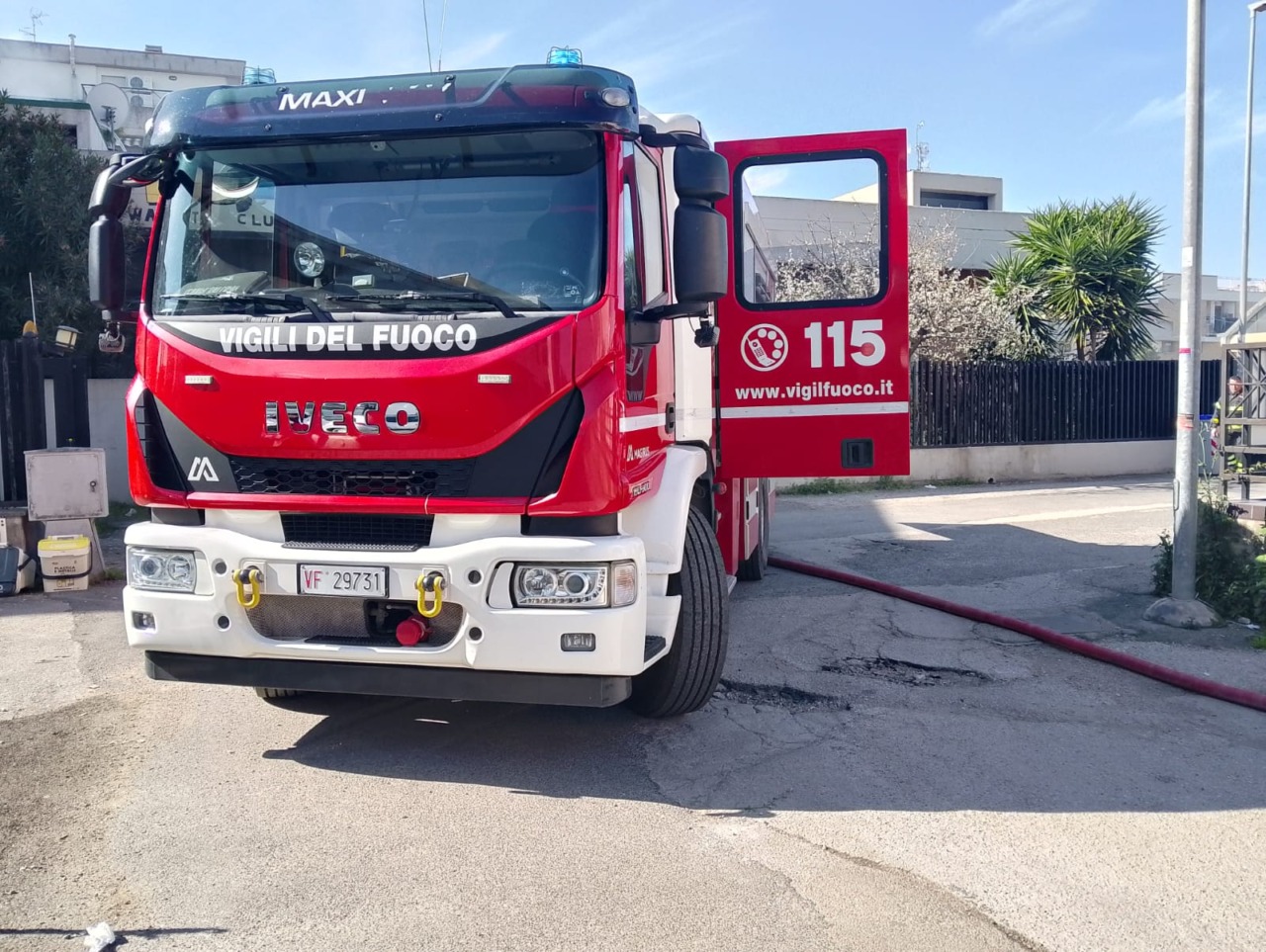 Incendio in via Torre di Lazzaria, intervento dei pompieri