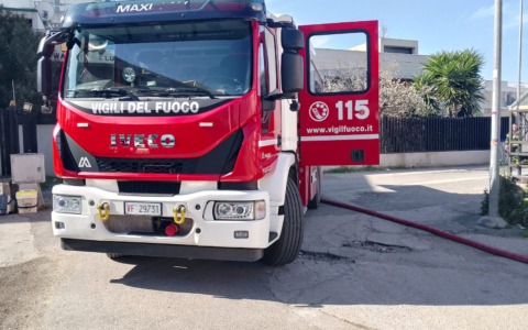 Incendio in via Torre di Lazzaria, intervento dei pompieri
