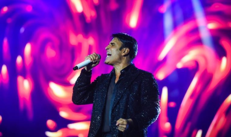 Sabaudia, stasera il concerto di Sal Da Vinci all’Arena del Mare