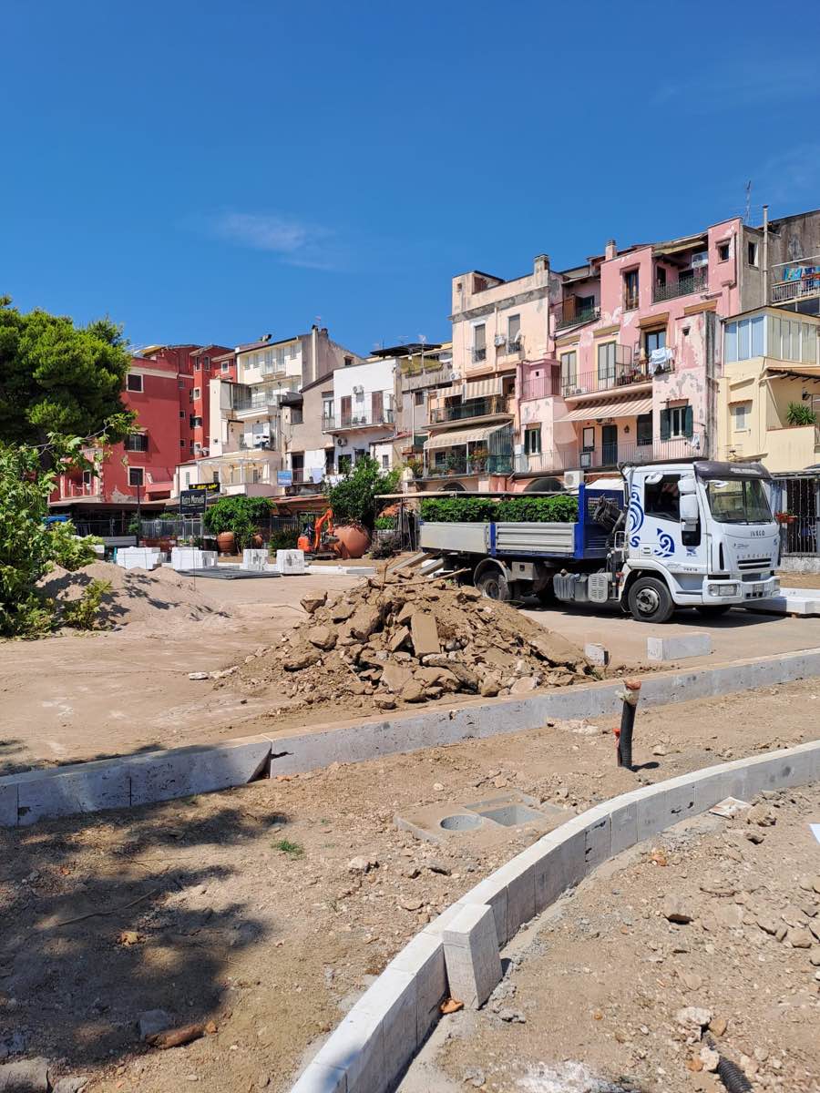 Inizio lavori di riqualificazione a Mola: marciapiedi e aree verdi
