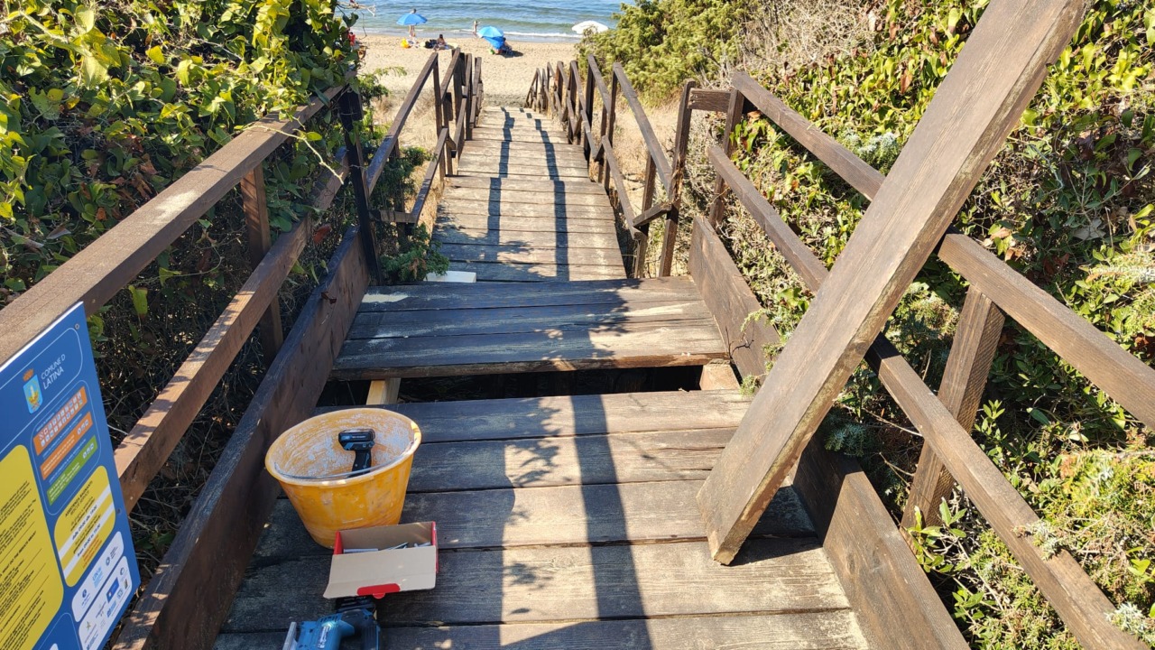 Latina, al via la manutenzione delle passerelle sul lungomare