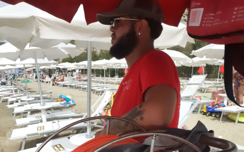 Terracina, anziano in difficoltà salvato da un bagnino
